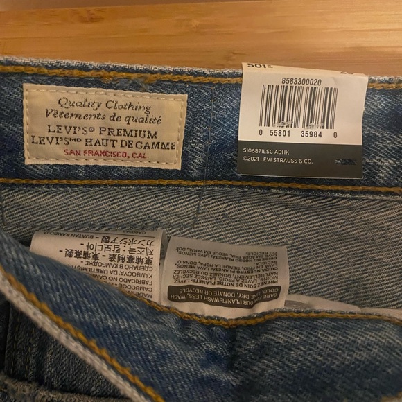 BRAND NEW Levi’s mid thigh shorts, never worn from Aritzia. Size 25!!!! - Picture 4 of 5